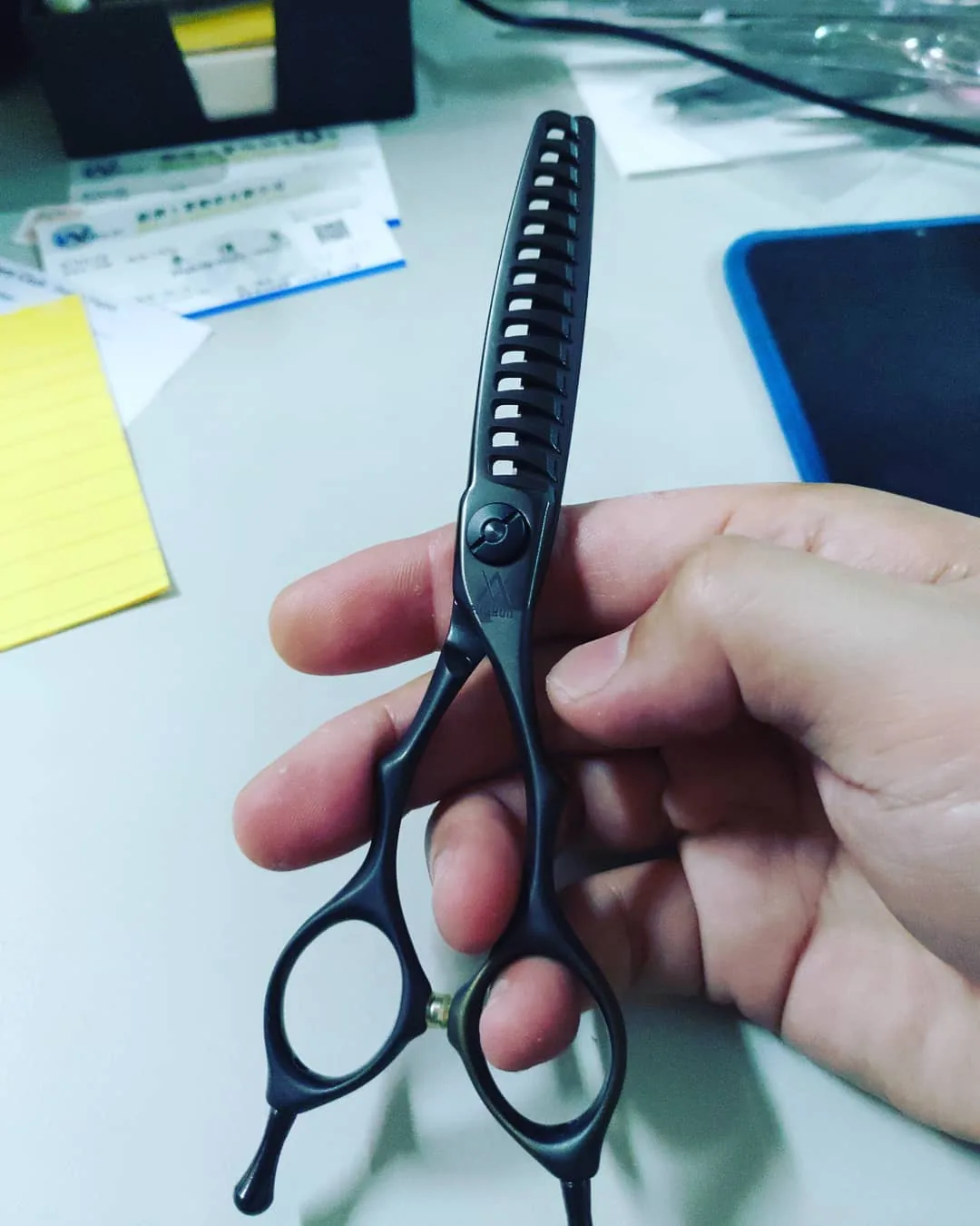 富雋剪刀成品實拍：黑色剪刀手持展示，呈現握柄弧度與刀身比例。