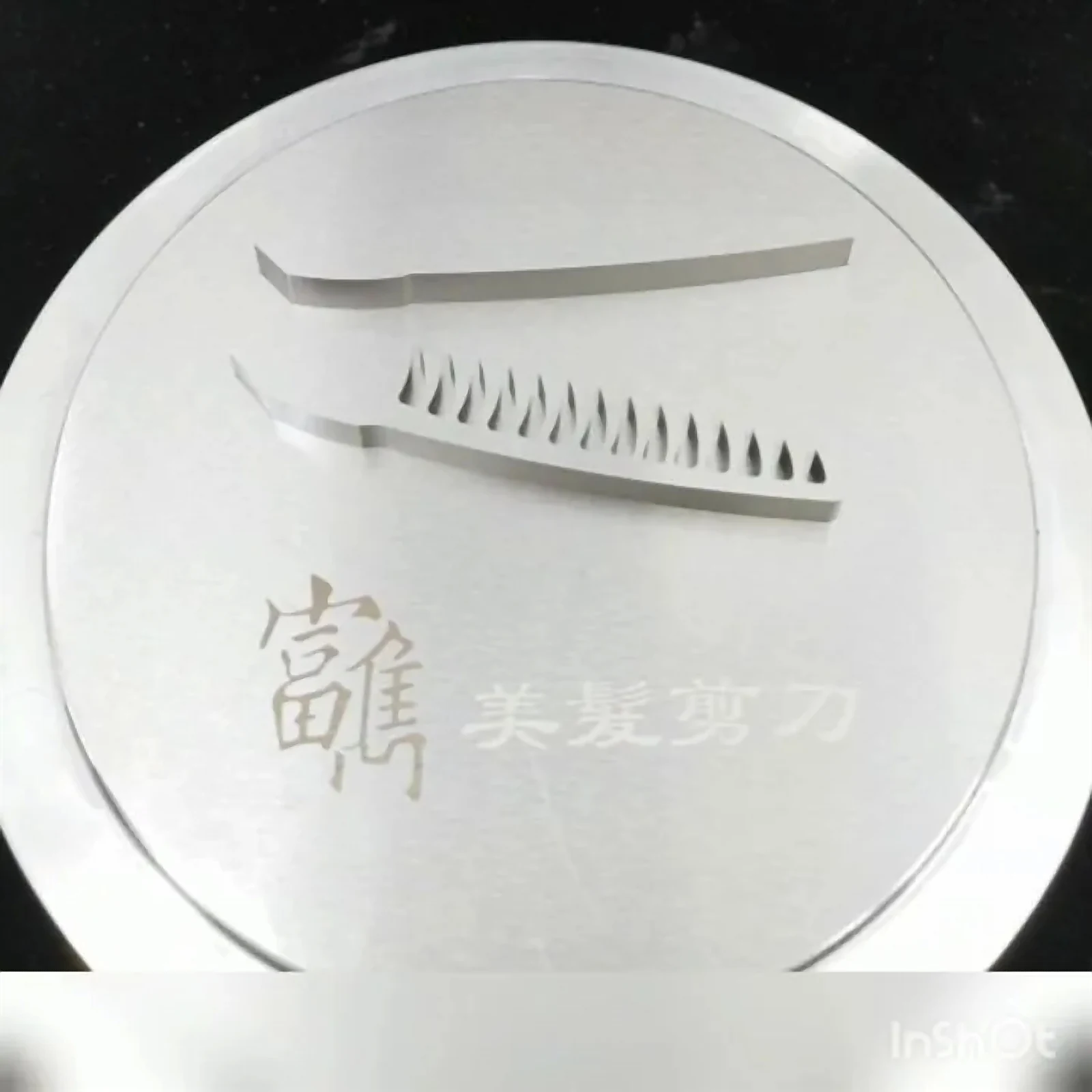富雋刀身細節：白色背景上的剪刀與齒型構件，呈現刀身線條與品牌刻印。