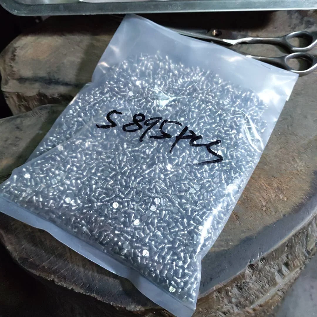 富雋製程材料：包裝中的細小零件或耗材，呈現製作與維修相關物料。
