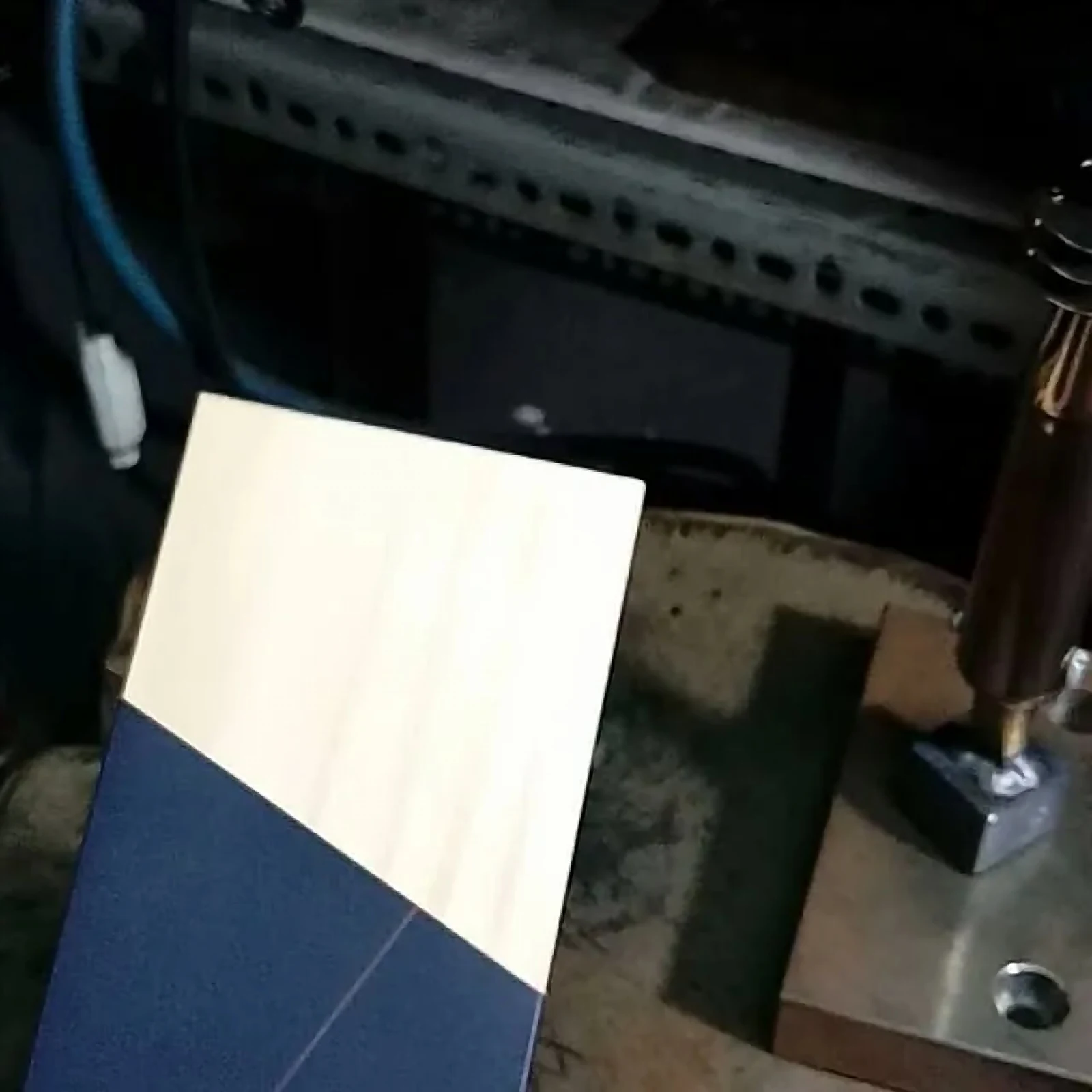 富雋製作細節：材料或測試板與刀身對照，呈現製程檢視情境。